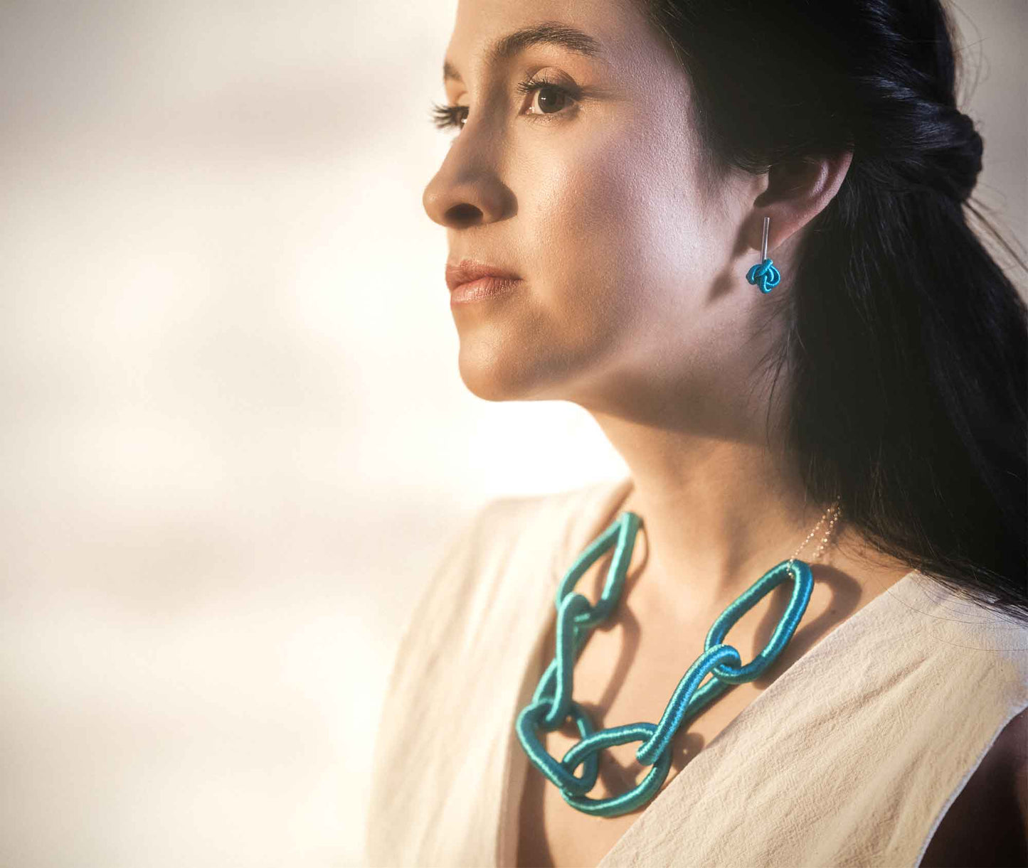 Vínculo – Tejido: Statement-Halskette aus Garn und Silber von Johanna de la Cruz