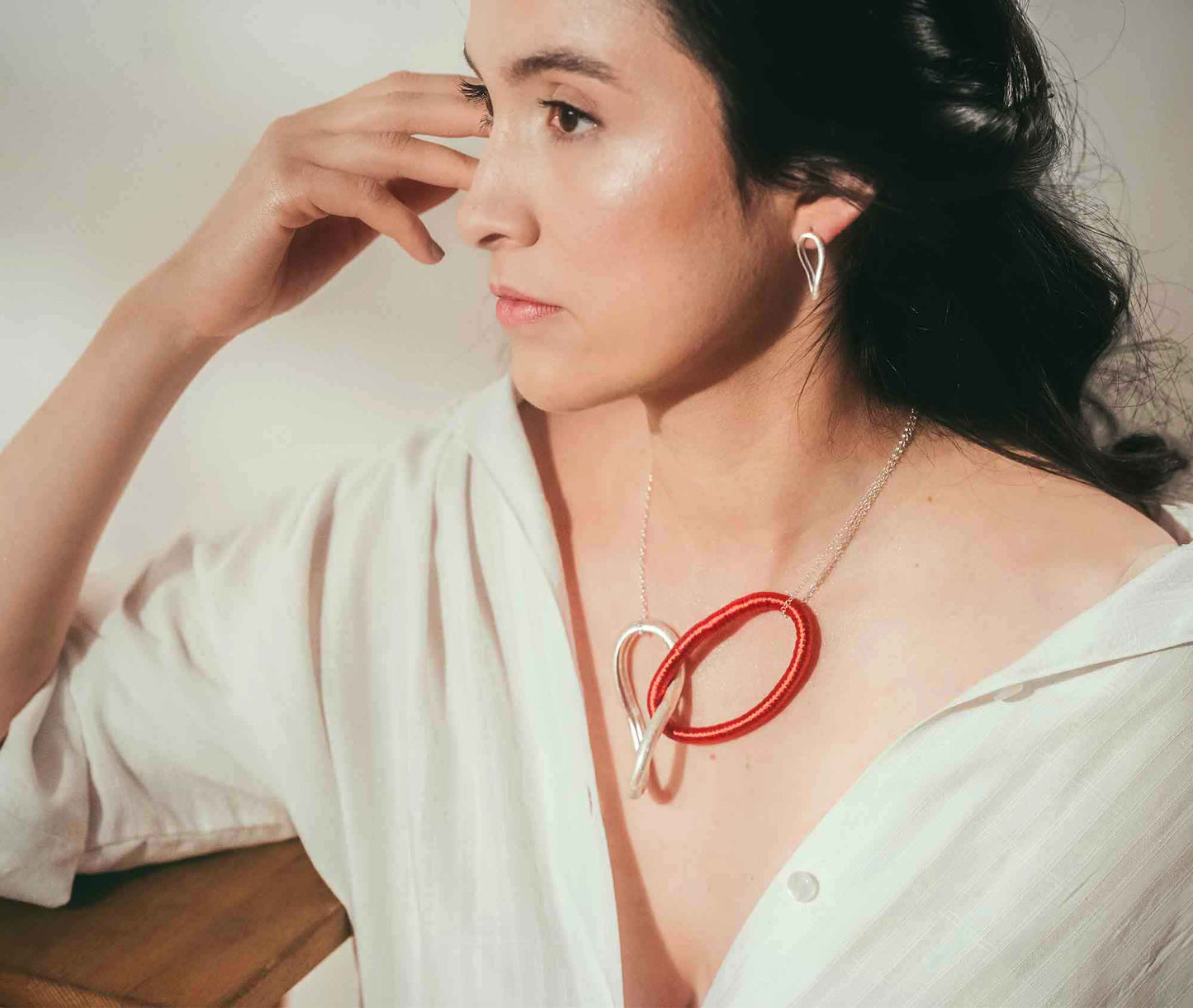 Dúo – Halskette aus Silber und Garn von Johanna de la Cruz