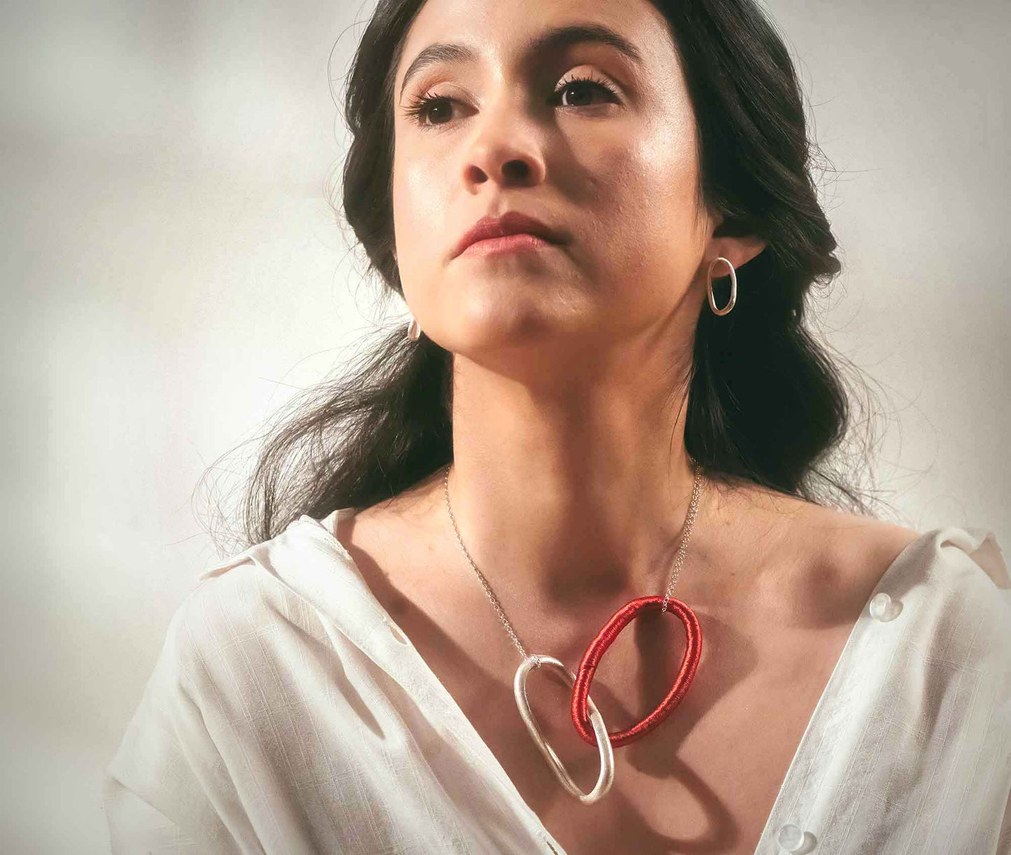 Dúo – Halskette aus Silber und Garn von Johanna de la Cruz