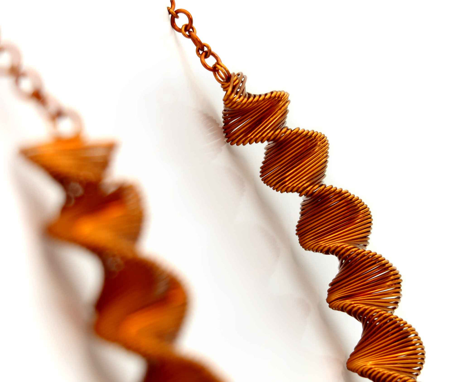 Collar ADN – Statement Kette aus emailliertem Kupfer