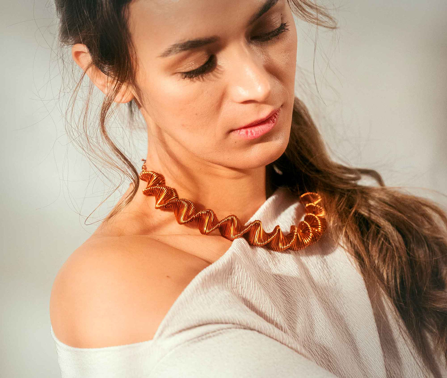 Collar ADN – Statement Kette aus emailliertem Kupfer